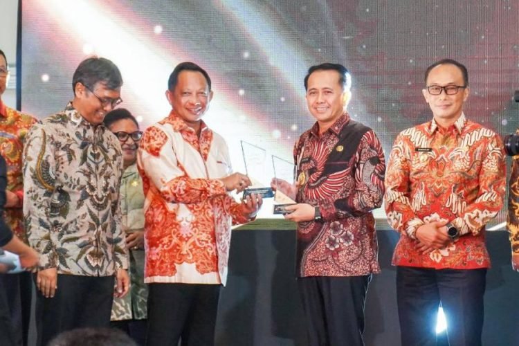 Penjabat (Pj) Gubernur Sumatera Utara (Sumut) Agus Fatoni menerima penghargaan kinerja terbaik bidang ekonomi daerah dari Kementerian Dalam Negeri (Kemendagri) dan Tempo Media Group. Penghargaan tersebut diterima Fatoni pada Malam Apresiasi Kinerja Kepala Daerah di The Tribrata Hotel and Convention, Jakarta, Jumat (30/8/2024).  (DISKOMINFO SUMUT)