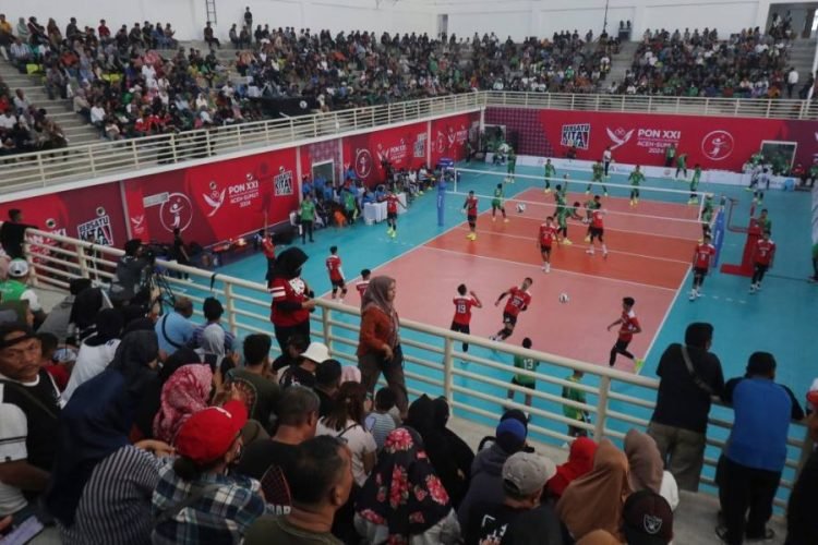 Penonton menyaksikan pertandingan bola voli putra Sumut melawan Jawa Timur pada PON XXI Aceh-Sumut 2024 di GOR Bola Voli Indoor Sumut Sport Center, Deli Serdang, Sumatera Utara, Rabu (11/9/2024). PON XXI SUMUT/Risky Cahyadi