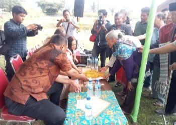 Paslon Bupati Toba Effendi - Mutphy Nomor Urut 3 Menerima Dekke Simudurudur. (IST)