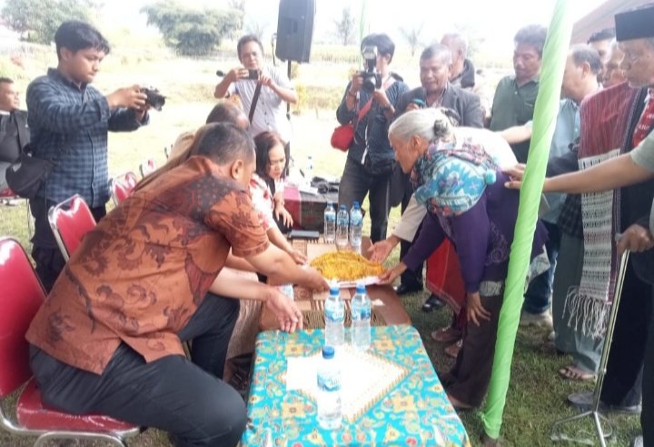 Paslon Bupati Toba Effendi - Mutphy Nomor Urut 3 Menerima Dekke Simudurudur. (IST)
