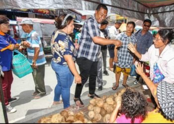 Cabup Toba Effendi Napitupulu bersama istrinya sedang berada di Pasar Tradisional Laguboti, Senin (30/9/2024). (IST)