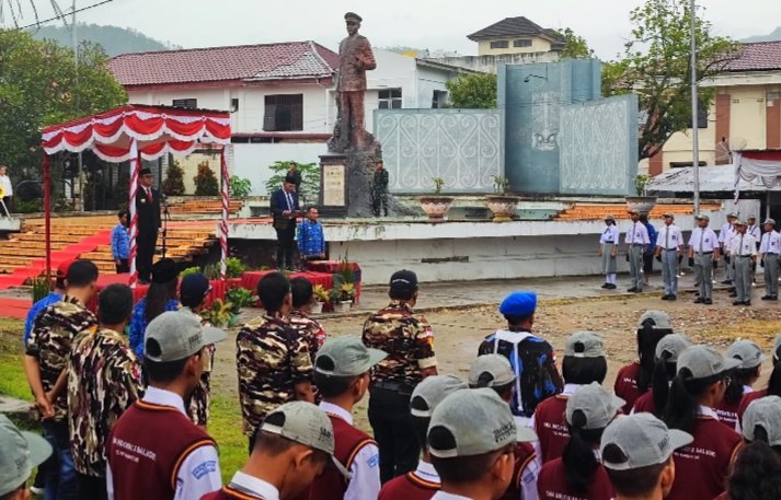 Ketua DPRD Toba Sementara Candrow Manurung Membacakan Ikrar Pancasila. (IST)