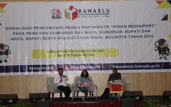 Ketua Bawaslu Toba Sahat Sibarani Bersama Anggota. (IST)