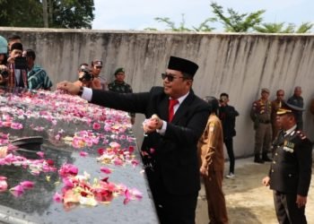 Pj. Bupati Toba Agustinus Parjaitan Bersama Forkopimda Tabur Bunga Di Tugu DI. Panjaitan. (Ist)