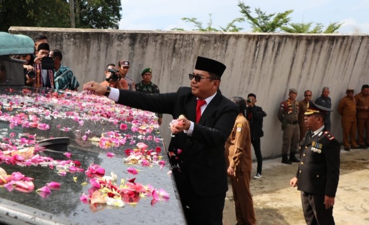 Pj. Bupati Toba Agustinus Parjaitan Bersama Forkopimda Tabur Bunga Di Tugu DI. Panjaitan. (Ist)