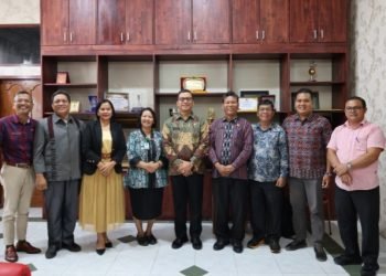 Pjs Bupati Toba Agustinus Panjaitan foto bersama dengan Tim Pesparawi Toba. (ist)
