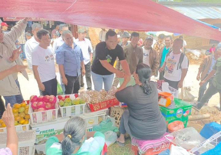 Calon Bupati Toba Effendi Napitupulu daat blusukan di Onan Sigordang. (IST)