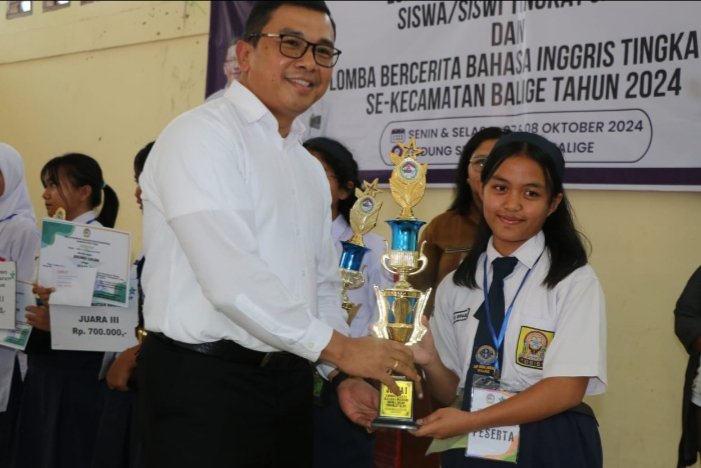 Juara 1 Lomba Pidato Bahasa Inggris Tingkat SLTP Regina Maria Nauli Siahaan Dari SMP Budhi Dharma Balige. (IST)