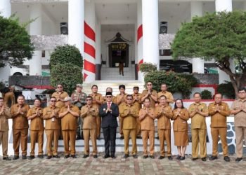 Pjs Bupati Toba Dr. Augustinus Panjaitan foto bersama dengan sejumlah OPD. (IST)