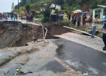 Jalan Sidikalang-Dolok Sanggul yang mengalami putus total. 