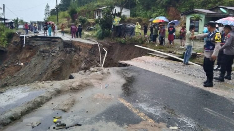 Jalan Sidikalang-Dolok Sanggul yang mengalami putus total. 