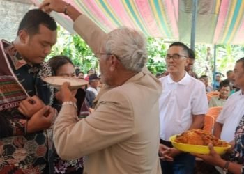 Doa dan dukungan tulang Siagian dari Toba dan perantauan hantarkan Effendi SP Napitupulu ikuti kontestasi Pilkada Toba di Baribatali, Kecamatan Sigumpar, Jumat (11/10/2024). (IST)