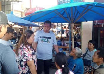 Calon Bupati Effendi Napitupulu bersama istri Astita Simanjuntak. (IST)