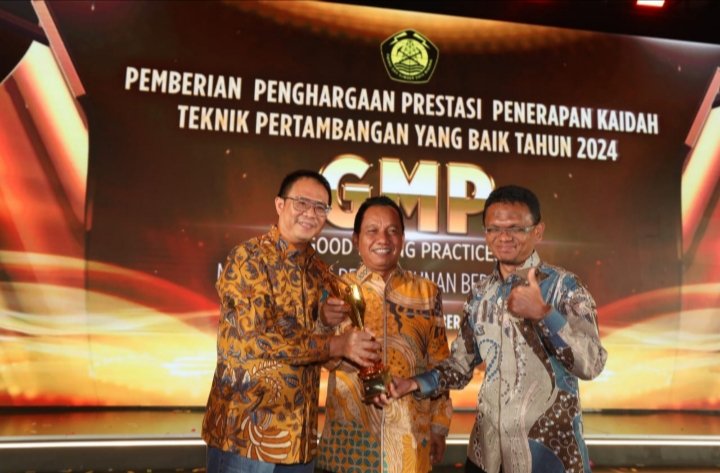 Presiden Direktur PTAR Muliady Sutio (kiri) didampingi General Manager dan Deputy Director Operations PTAR Rahmat Lubis (kanan) berfoto bersama Dirjen Minerba Kementerian ESDM Tri Winarno (tengah) usai menerima trofi Penghargaan Terbaik Penerapan Kaidah Teknik Pertambangan yang Baik di Jakarta, Rabu (25/9/2024). (IST)