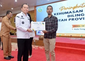 Pj. Gubernur Sumatera Utara (Sumut) Agus Fatoni membuka seminar Peningkatan Kapasitas Kehumasan dan Publikasi di Lingkungan Pemerintah Provinsi Sumut di Aula Tengku Rizal Nurdin Jalan Sudirman Kota Medan, Senin (14/10). (Diskominfo Sumut)