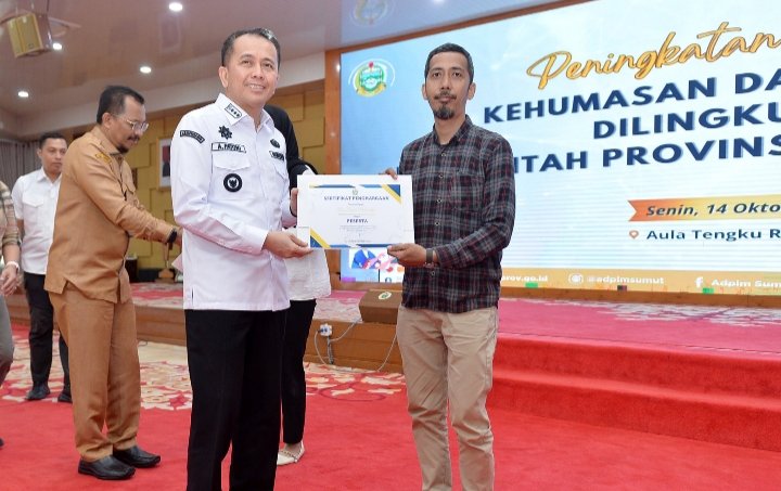 Pj. Gubernur Sumatera Utara (Sumut) Agus Fatoni membuka seminar Peningkatan Kapasitas Kehumasan dan Publikasi di Lingkungan Pemerintah Provinsi Sumut di Aula Tengku Rizal Nurdin Jalan Sudirman Kota Medan, Senin (14/10). (Diskominfo Sumut)