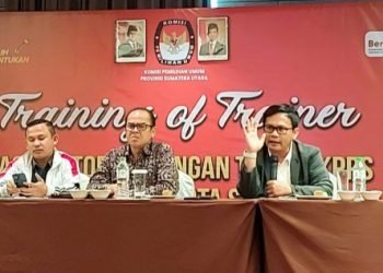 Ketua KPU Sumut Agus Arifin membuka kegiatan dengan narasumber Kordiv Teknis Raja Ahab dan Kordiv Logistik Kotaris Banurea dan Komisioner KPU Sumut Robby Efendy di Hotel Grand City Hall, kota Medan, Jumat (25/10/2024). (IST)