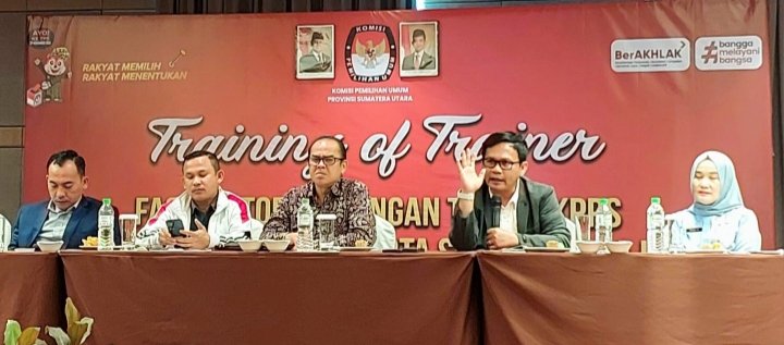 Ketua KPU Sumut Agus Arifin membuka kegiatan dengan narasumber Kordiv Teknis Raja Ahab dan Kordiv Logistik Kotaris Banurea dan Komisioner KPU Sumut Robby Efendy di Hotel Grand City Hall, kota Medan, Jumat (25/10/2024). (IST)