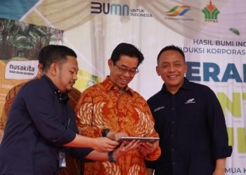 Komisaris Utama Holding Perkebunan Zulkifli Zaini dan Komisaris Utama PTPN IV PalmCo  Dahlan Harahap dalam peluncuran Gerakan Cinta Produk PTPN di Medan beberapa hari lalu. (IST)