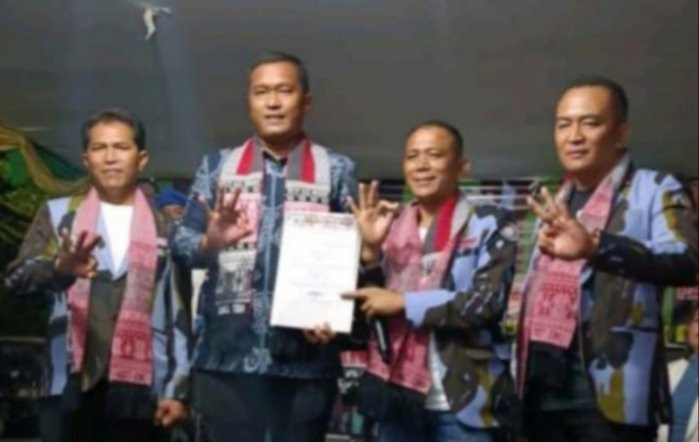 DPD IPK Kabupaten Toba menyerahkan surat rekomendasi dan dukungan kepada Efendi - Murphy nomor urut 3. (IST)