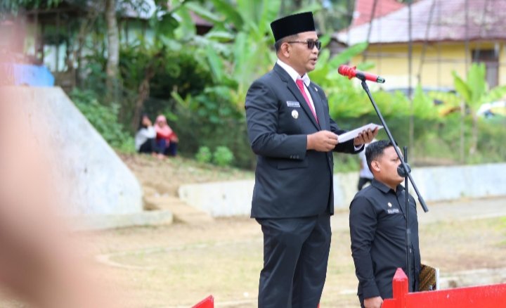 Inspektur Upacara, Plt. Bupati Tapsel, Rasyid Assaf Dongoran bertindak sebagai Irup pada Peringatan Sumpah Pemuda ke-96 di Lapangan Serasi II Simarpinggan Tapsel. (IST)