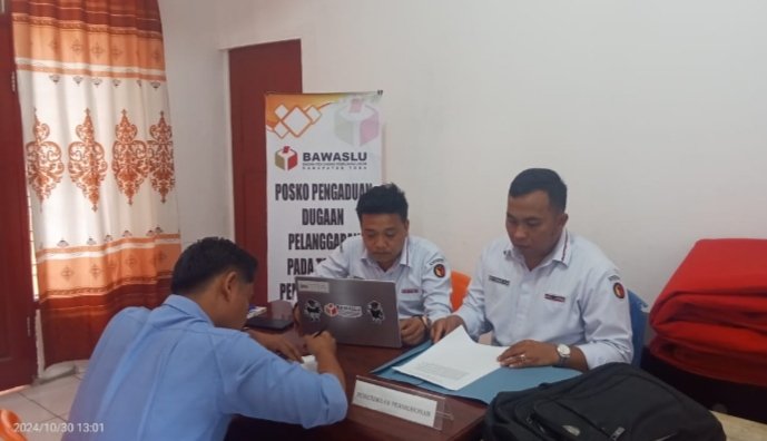 Rikardo Hutapea selaku tim kuasa hukum paslon Effendy Napitupulu - Audi Murphy Sitorus menyampaikan laporan dugaan pelanggaran pilkada Toba di kantor Bawaslu Toba, Rabu (30/10/2024). (IST)