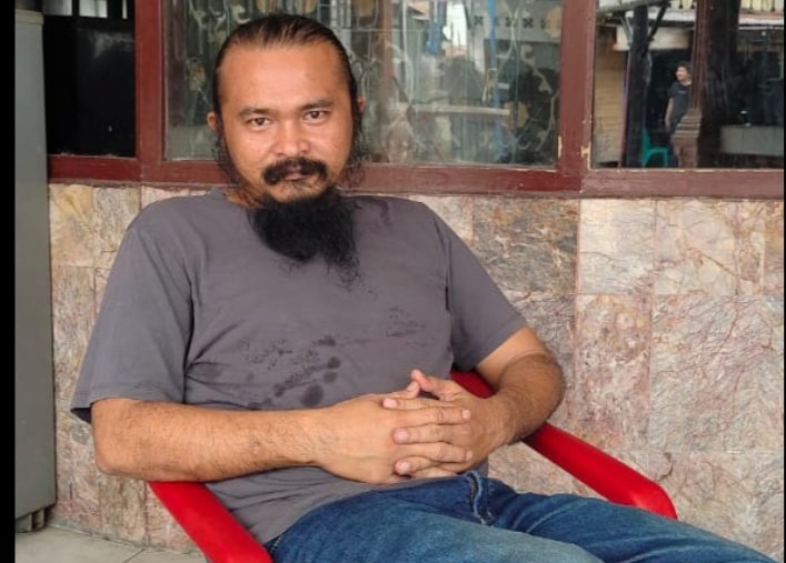 Rikardo Hutapea selaku tim kuasa hukum paslon Effendy Napitupulu - Audi Murphy Sitorus menyampaikan laporan dugaan pelanggaran pilkada Toba di kantor Bawaslu Toba, Rabu (30/10/2024). (IST)