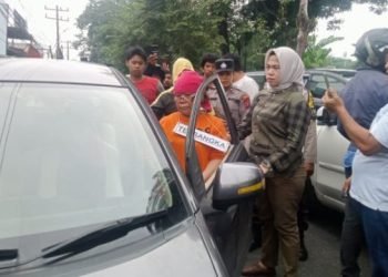 Tersangka Tiromsi saat memeragakan adegan demi adegan dalam proses rekonstruksi. 