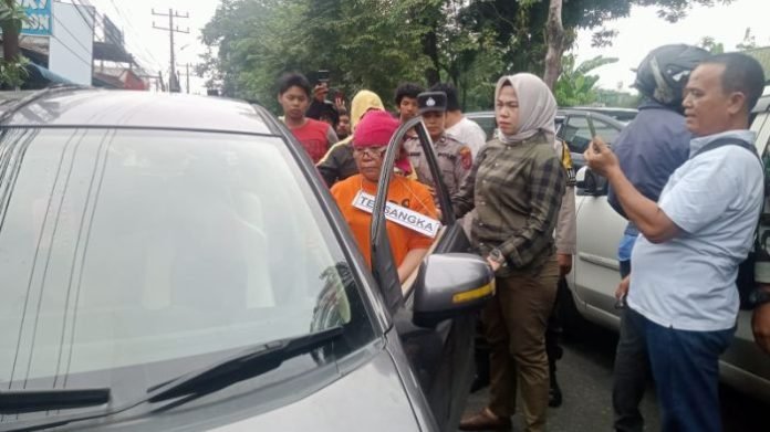 Tersangka Tiromsi saat memeragakan adegan demi adegan dalam proses rekonstruksi.