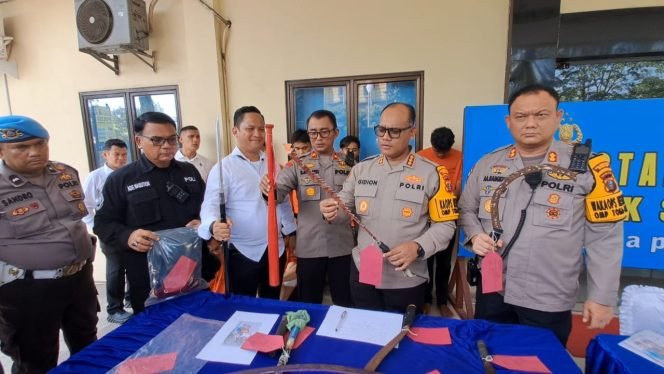 Kapolrestabes Medan, Kombes Pol Gidion Arif Setiawan, saat menggelar Konferensi Pers di Polsek Sunggal.