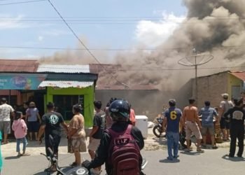 Kebakaran di Kelurahan Asuhan Siantar menghanguskan 8 rumah. 
