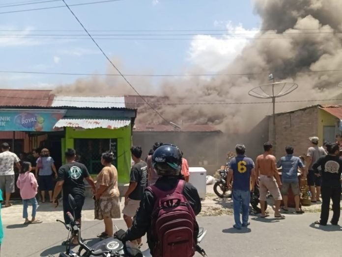 Kebakaran di Kelurahan Asuhan Siantar menghanguskan 8 rumah. 