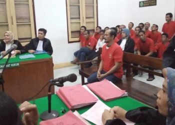 Terdakwa Eprijal Pahlawan saat mendengarkan pembacaan putusan oleh majelis hakim. 