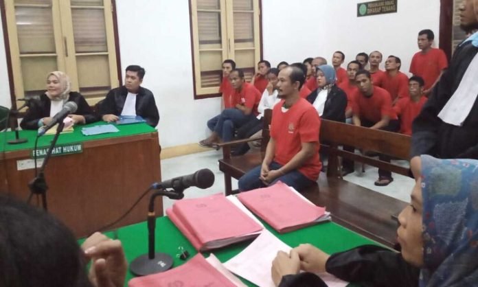 Terdakwa Eprijal Pahlawan saat mendengarkan pembacaan putusan oleh majelis hakim. 
