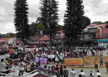 Ratusan massa demo minta Indra Simaremare diberhentikan.