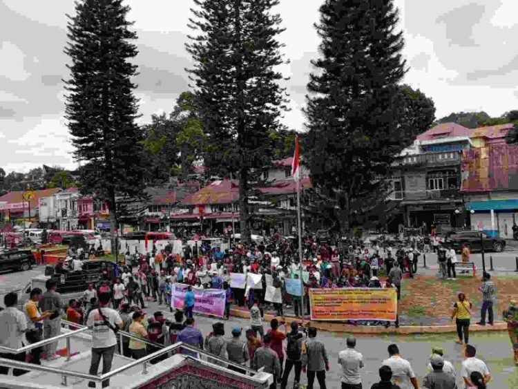 Ratusan massa demo minta Indra Simaremare diberhentikan.