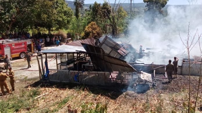 Satu unit rumah yang hangus terbakar. 