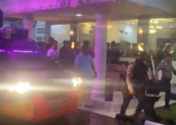 Saat proses penangkapan salah satu anggota DPRD Tapanuli Selatan berinisial ES dari sebuah hotel di Kota Padangsidimpuan, Rabu (9/19).