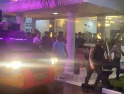 Saat proses penangkapan salah satu anggota DPRD Tapanuli Selatan berinisial ES dari sebuah hotel di Kota Padangsidimpuan, Rabu (9/19).