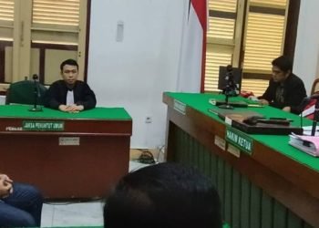Terdakwa Waston Simbolon ketika mendengarkan putusan majelis hakim di Pengadilan Tipikor Medan, Kamis (24/10/2024).