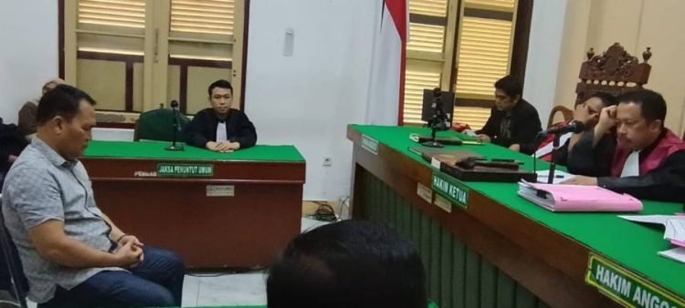 Terdakwa Waston Simbolon ketika mendengarkan putusan majelis hakim di Pengadilan Tipikor Medan, Kamis (24/10/2024).
