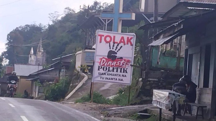 Baliho bernada hasutan terpampang di beberapa lokasi di Taput.