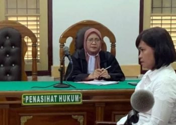 Terdakwa Glora ketika mendengarkan tuntutan di ruang sidang Cakra IV, Pengadilan Negeri Medan, Rabu (16/10). 