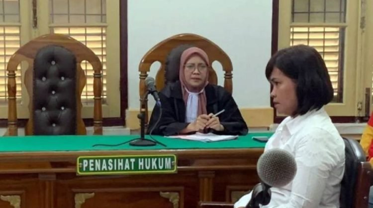 Terdakwa Glora ketika mendengarkan tuntutan di ruang sidang Cakra IV, Pengadilan Negeri Medan, Rabu (16/10).