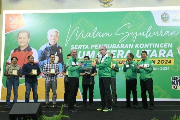 Plt. Kepala Dinas Kepemudaan dan Keolahragaan (Dispora) Sumut, Effendy Pohan yang dalam hal ini mewakili Pj. Gubernur Sumut, Agus Fatoni menghadiri Malam Syukuran dan Pembubaran Kontingen Sumut pada PON XXI Aceh-Sumut di Tiara Convention Center, Jalan Cut Meutia, Medan, Minggu Malam (13/10/2024). (Diskominfo Sumut)