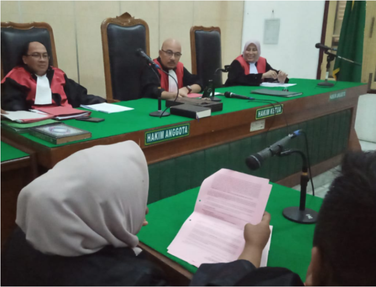 JPU Nurhendayani Nasution saat membacakan surat tuntutan terhadap terdakwa yang dihadirkan secara virtual.