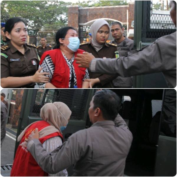 Kedua staf Dinkes Kabupaten Tapteng saat akan dititipkan ke Rutan Perempuan Kelas II A Medan.