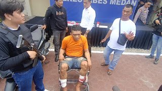 Tersangka berada di kursi roda.
