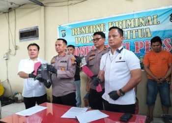 Kapolsek Delitua Kompol Dedi Dharma didampingi Kasat Reskrim Polrestabes Medan, Kompol Jamakita Purba dan Kanit Reskrim Polsek Delitua, AKP Marulitua Siregar SH MH saat press release kasus curanmor.