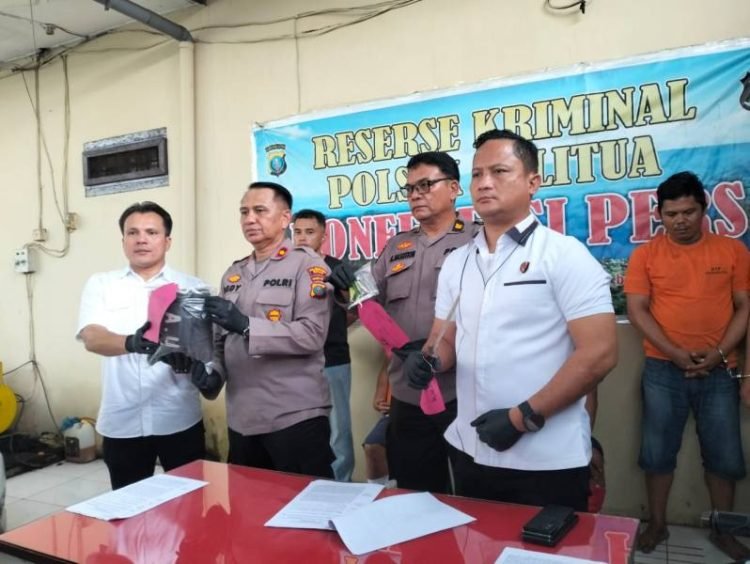 Kapolsek Delitua Kompol Dedi Dharma didampingi Kasat Reskrim Polrestabes Medan, Kompol Jamakita Purba dan Kanit Reskrim Polsek Delitua, AKP Marulitua Siregar SH MH saat press release kasus curanmor.